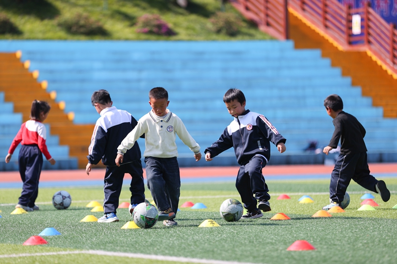 4月9日，學生在貴州省丹寨縣第三小學足球場上開展足球訓練。
