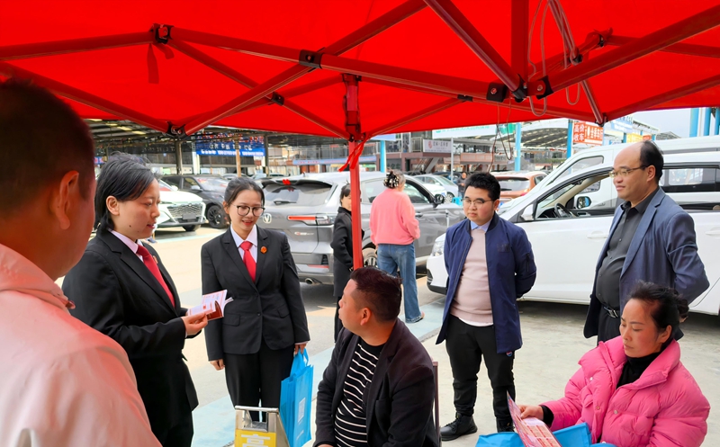 精准普法进园区， 法治服务直达市场前沿。 花溪区人民法院供图.jpg