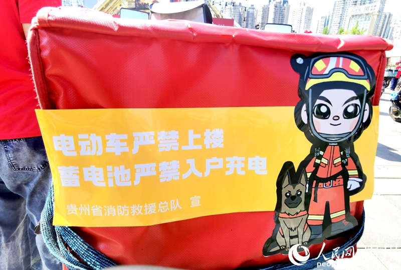 张贴在外卖箱上的消防宣传提示。人民网记者 王秀芳摄.jpg