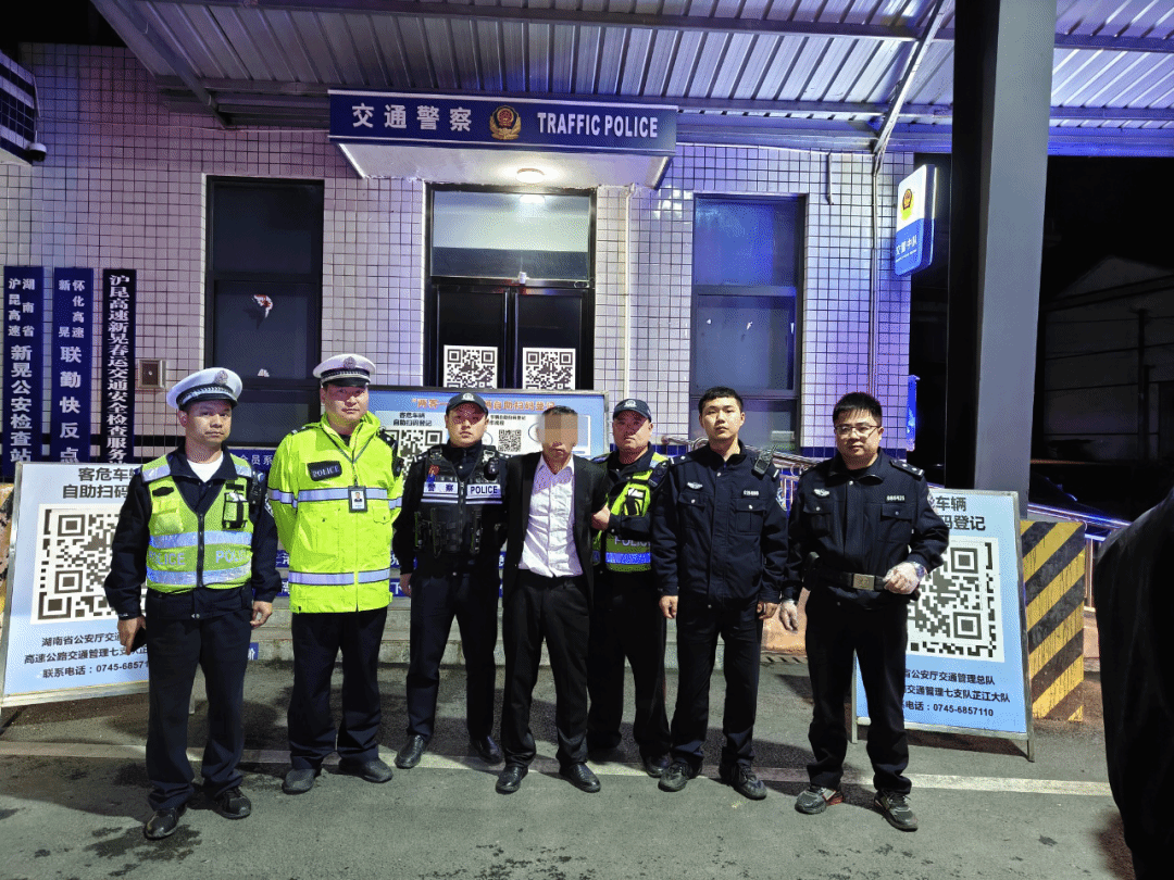 警方成功将犯罪嫌疑人所乘车辆截停，当场控制1名犯罪嫌疑人。