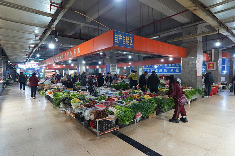 农贸市场上春菜上市人流满满。