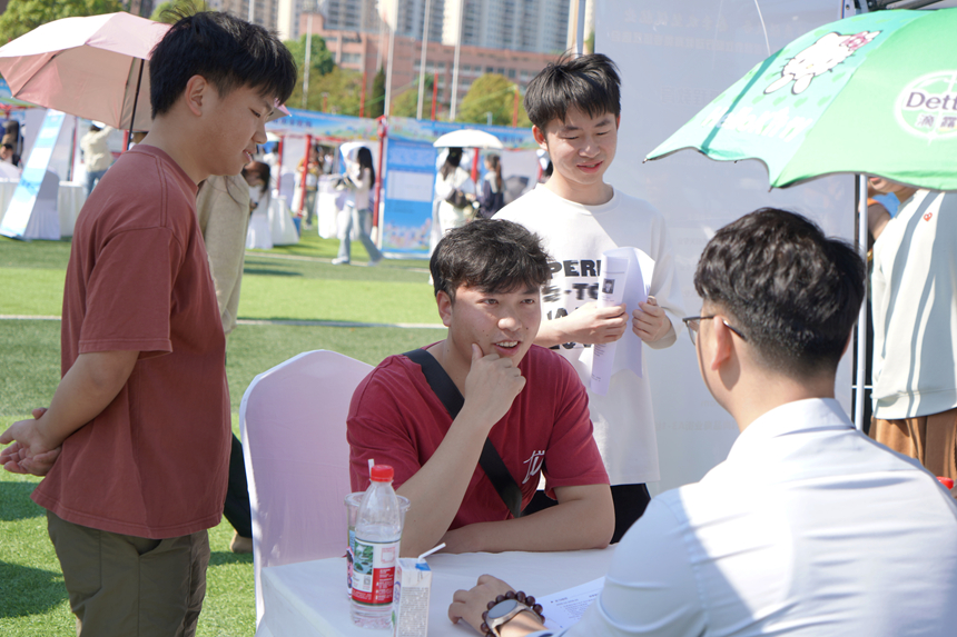 贵州省2026年春季促就业攻坚行动教育类专场双选会现场。