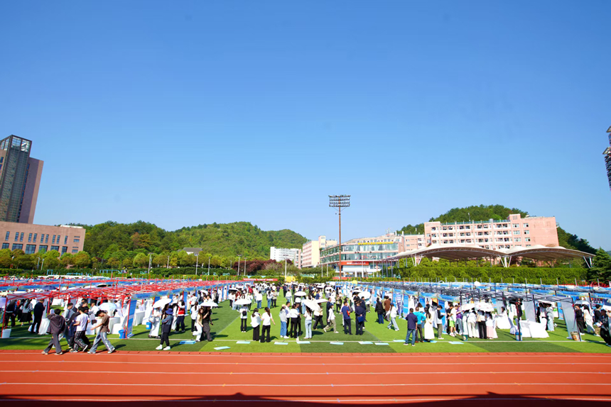 贵州省2026年春季促就业攻坚行动教育类专场双选会现场。