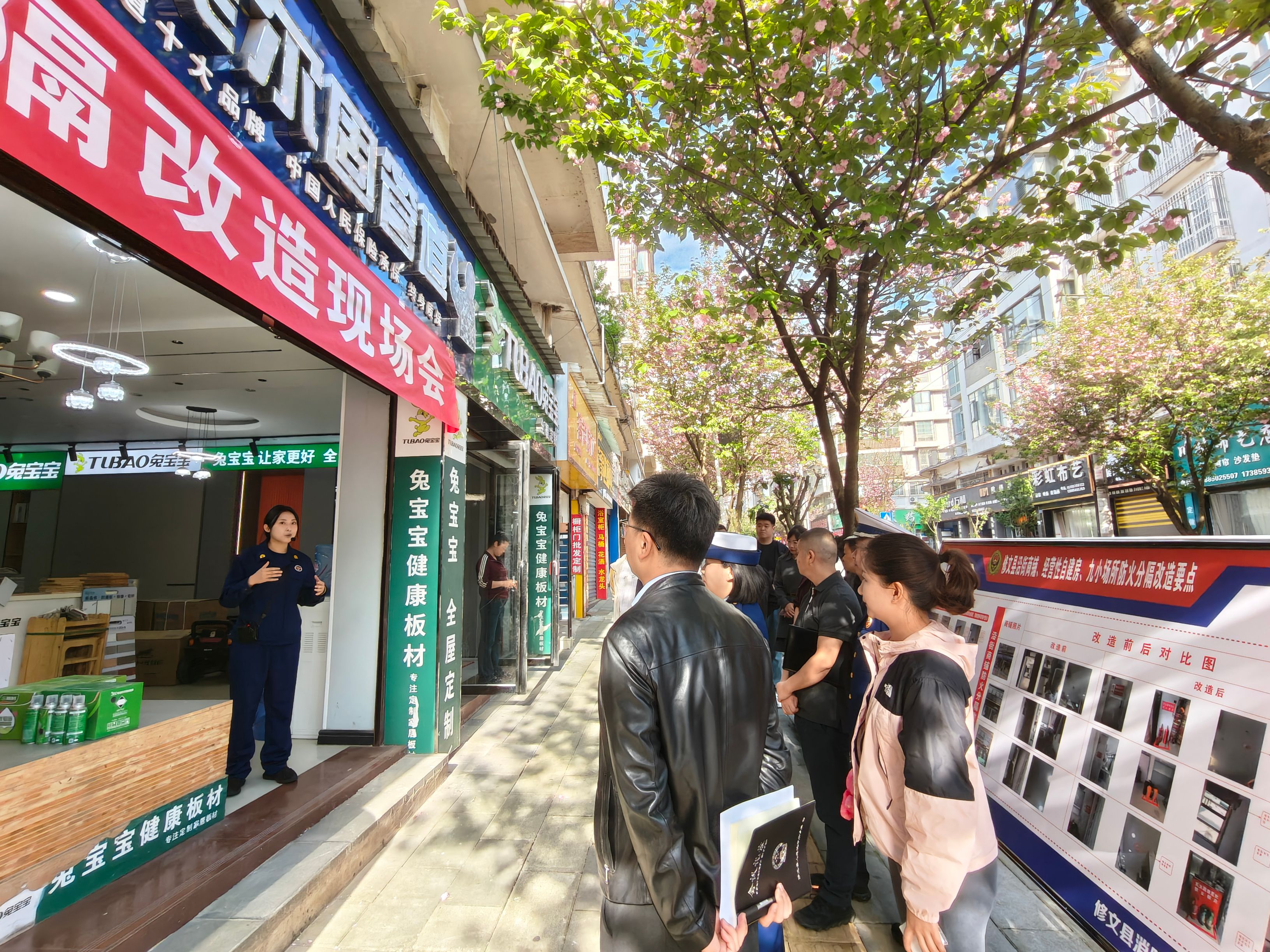 活动现场设置了消防安全宣传展板，集中展示自建房火灾风险、防火分隔标准、改造流程和典型案例。冯洋洋摄