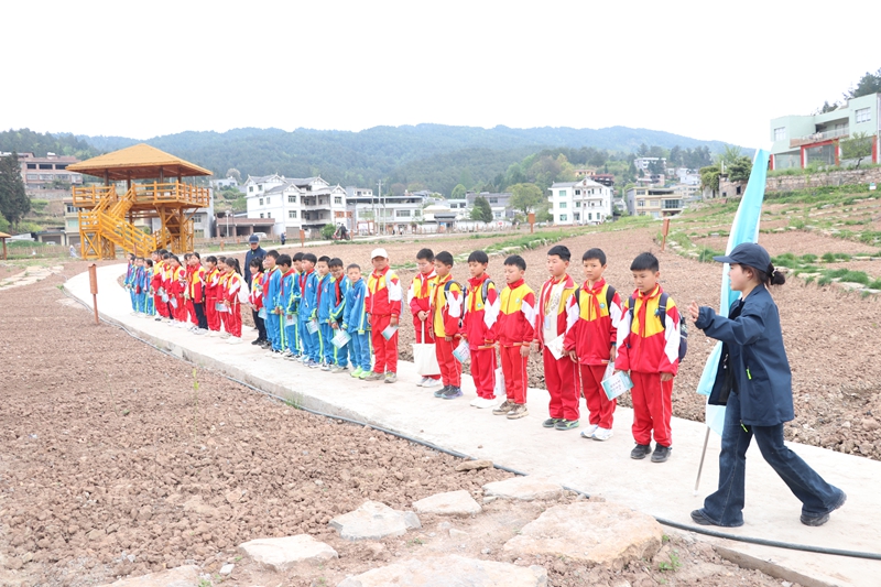 学生们到达“碧水长歌”丁家寨研学基地 邱雪  摄.jpg
