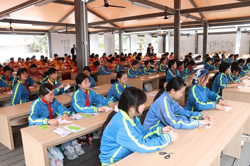 “碧水长歌”丁家寨研学基地 非遗扎染课堂，学生领略传统手工艺的独特魅力邱雪 摄2.jpg