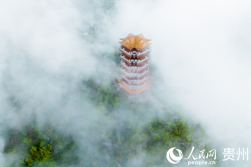 乌江岸边的青山之上,云雾升腾,宛如一幅刚刚落笔的泼墨山水画。人民网记者 涂敏 摄