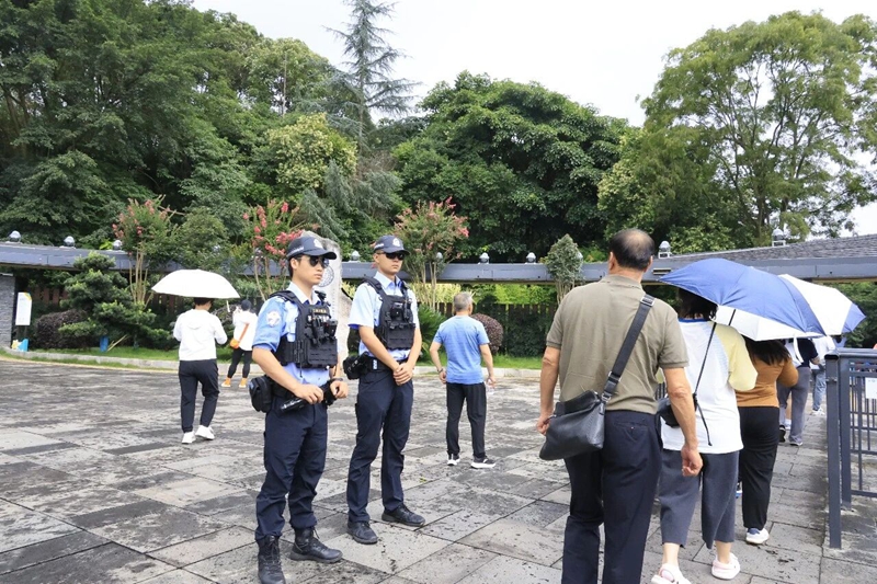 護航游客出行.jpg