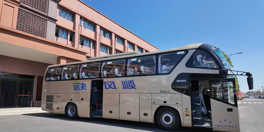 安顺经开区政企联动输送务工人员稳就业。