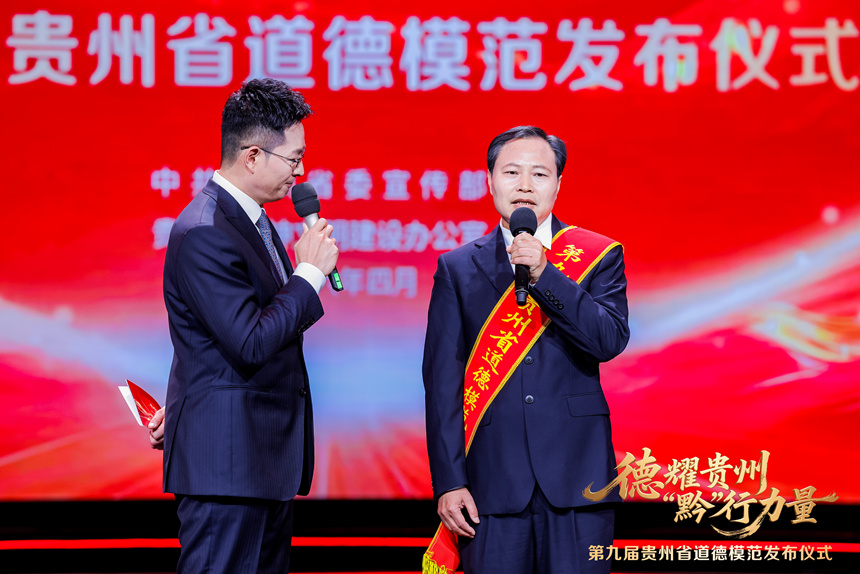 陈华锋接受采访时表示：要把家风一代代传下去。