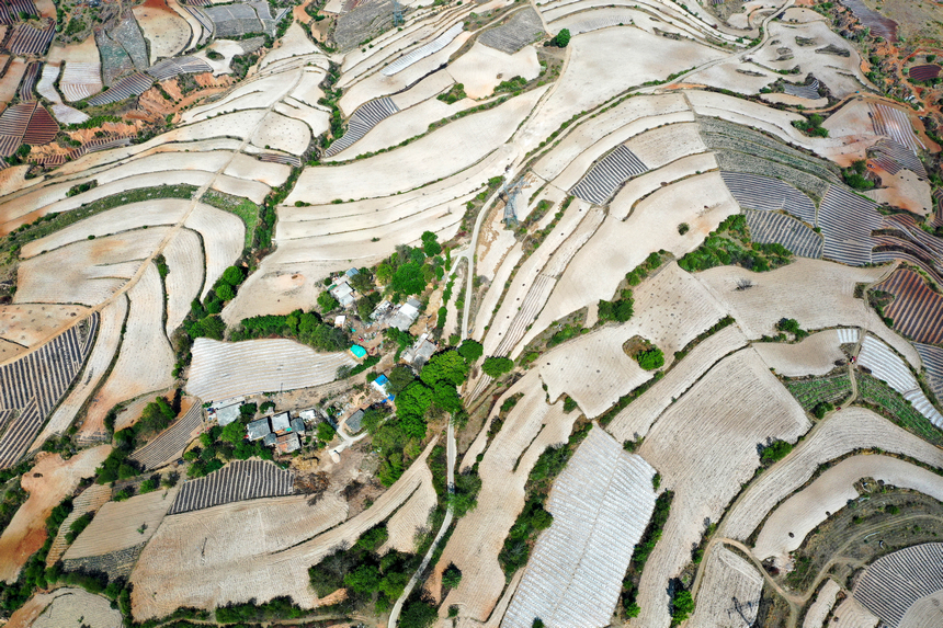 2026年4月13日，威宁自治县迤那镇樱桃村，春耕生产整理后的土地。陈逍摄
