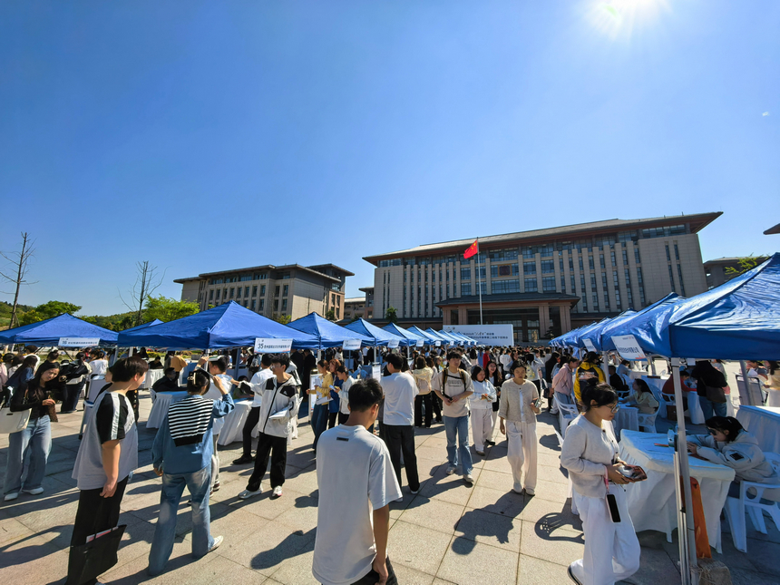 近日，修文县在贵州中医药大学时珍学院开展2026年“人才日”活动。文俊入摄