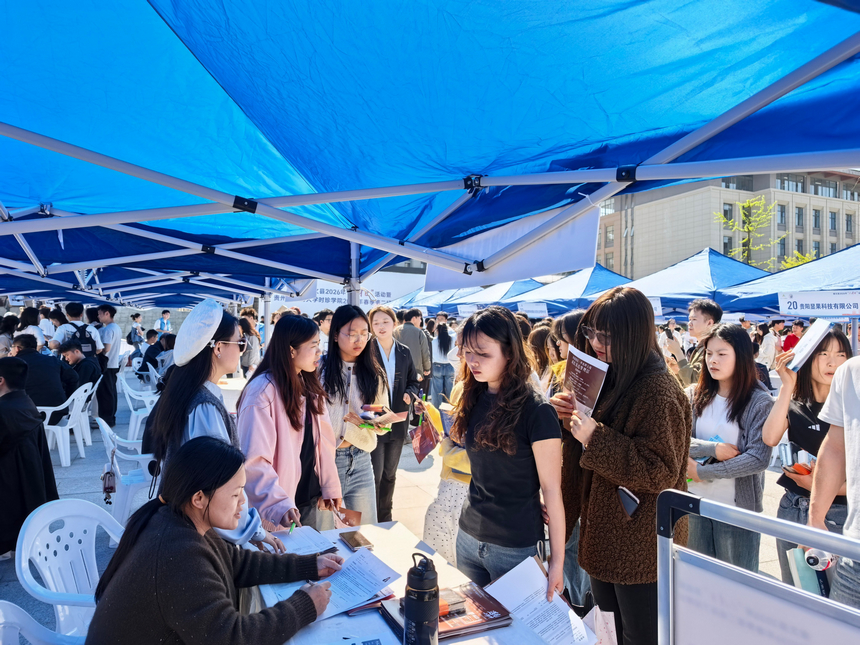 为时珍学院2026届及往届毕业生、修文县服务期满离岗的西部计划志愿者、登记失业青年群体、灵活就业意向人员及其他求职群体提供求职平台。文俊入摄