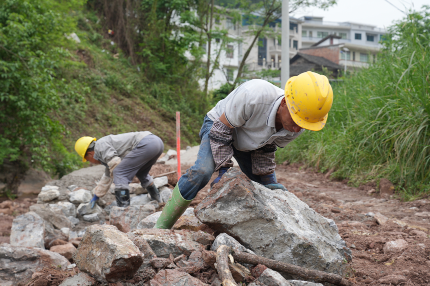 工人们正在进行机耕道建设。