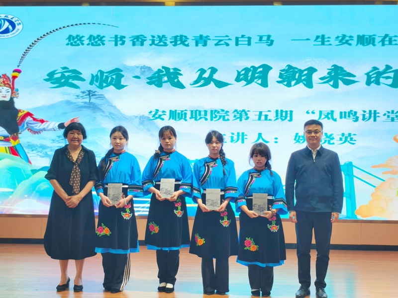 为学生代表赠书。.jpg
