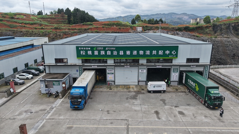 无人快递车停在松桃寄递物流共配中心等待装车.JPG