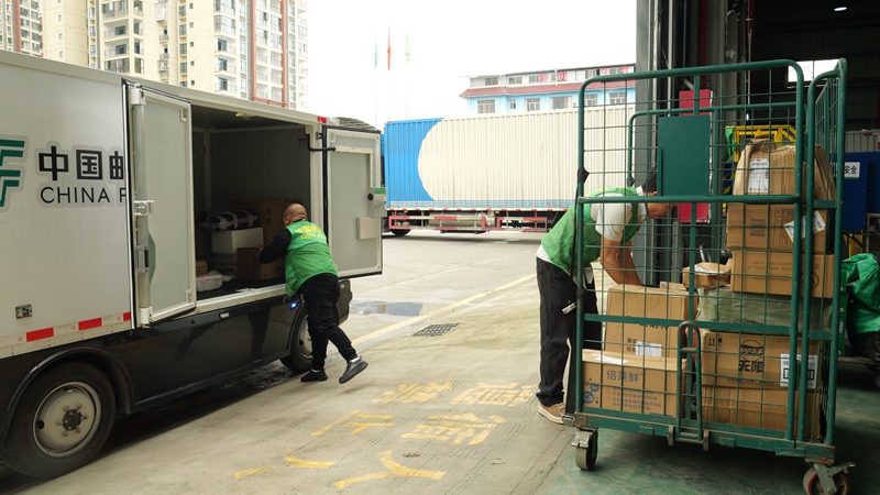 邮政工作人员正在进行装车.JPG