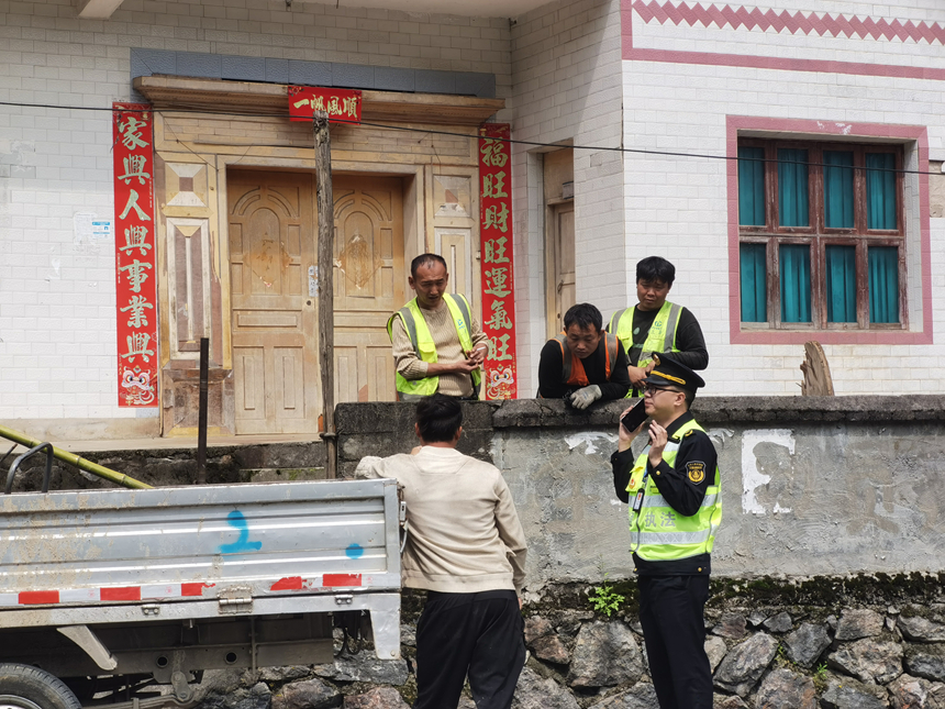 图为执法人员电话与建设方负责人沟通。