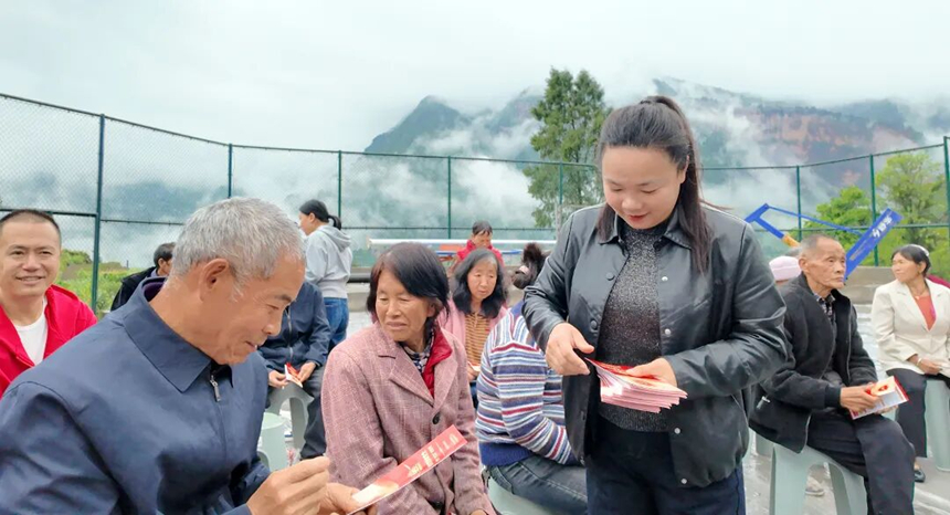 主办方在现场向参会村民发放国家安全宣传手册。