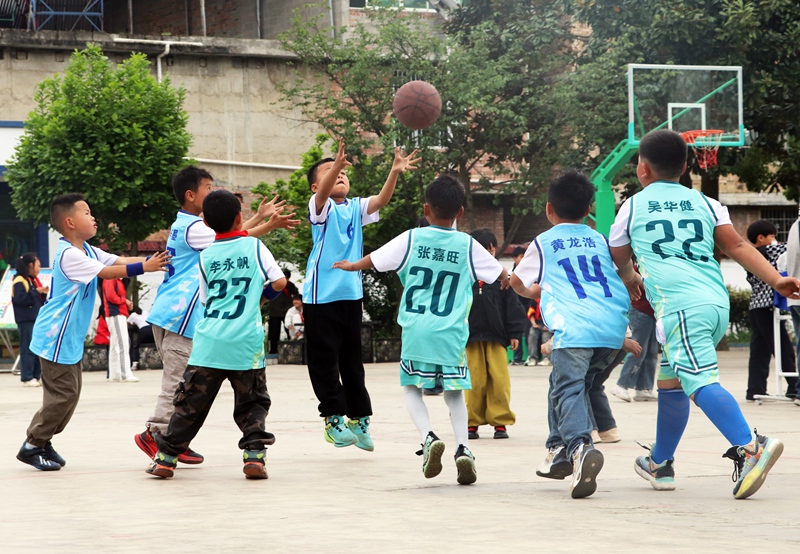 校园篮球联谊赛现场。