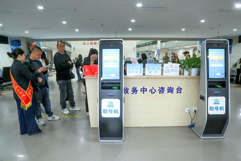 4月15日，貴州省遵義市播州區政務服務工作人員熱情為群眾指引、辦理業務（李仁軍  攝） (4).JPG