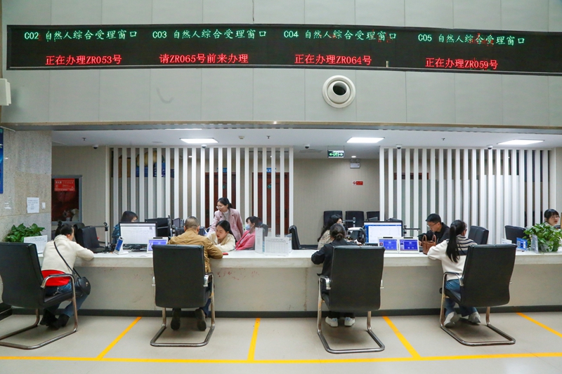 4月15日，群眾在貴州省遵義市播州區政務服務中心“全域通辦”窗口辦理業務（李仁軍 攝）.JPG