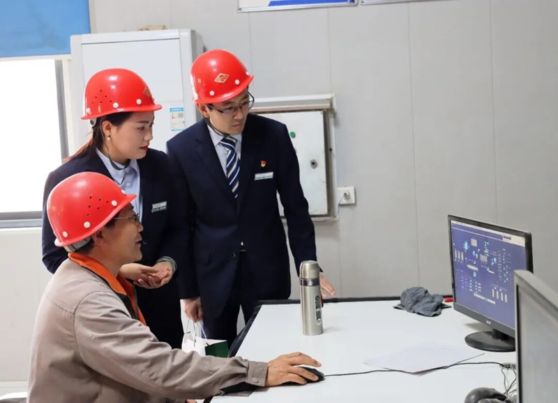 1、邮储银行客户经理在企业走访调研。.jpg