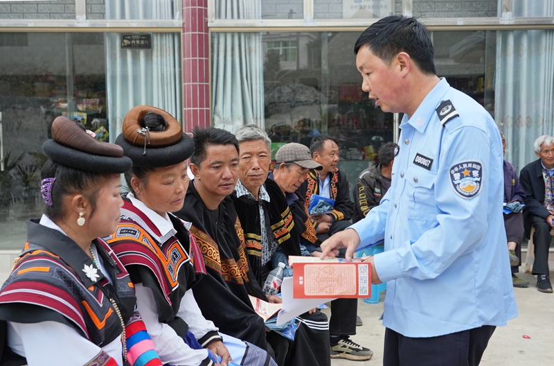 2026年4月14日，贵州省毕节市纳雍县新房彝族苗族乡乌沙寨村，纳雍县司法局司法行政人员向群众讲解国家安全法律法规。 杨 英  摄.jpg