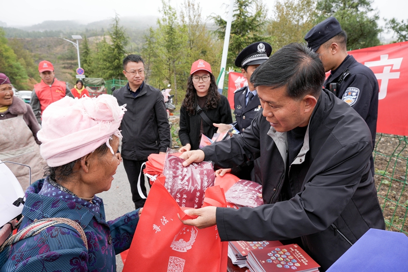 2026年4月14日，在威宁自治县石门乡集镇，工作人员一边发放普法宣传资料，一边向群众普及国家安全等相关法律法规知识。陈逍摄.JPG
