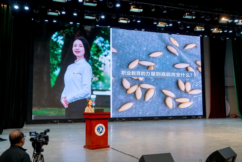 4.贵州财经职业学院人文艺术系副主任、副教授吴倢作宣讲.jpg