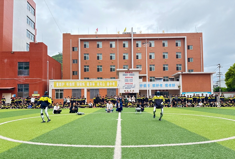 在仁怀市茅坝中学，同学们围拢在展示区域，老师正在操作机器人表演、.jpg