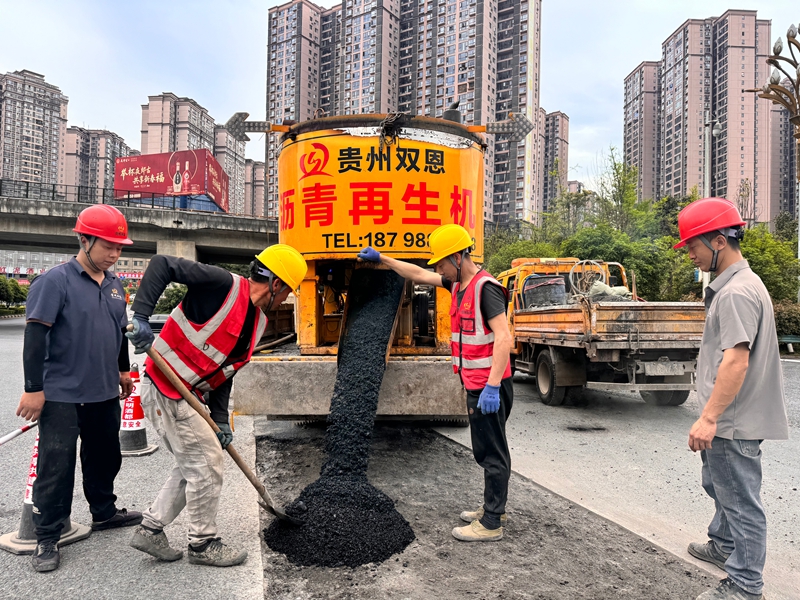 5、在仁怀城区醉美大道路面修补现场，施工人员正在铺设沥青.jpg