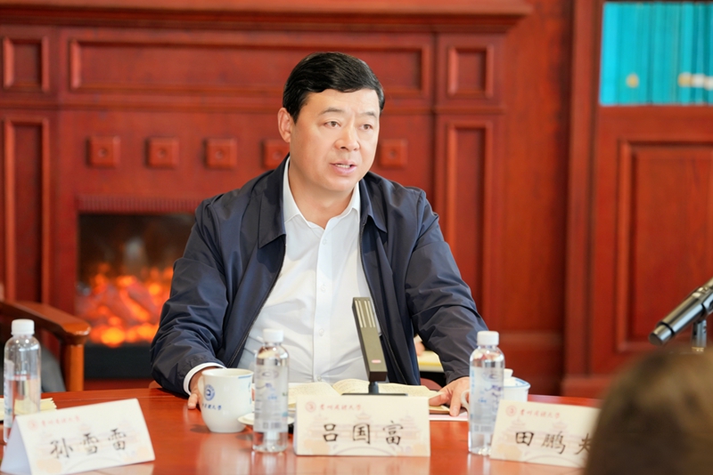 吕国富与青年教师交流.jpg