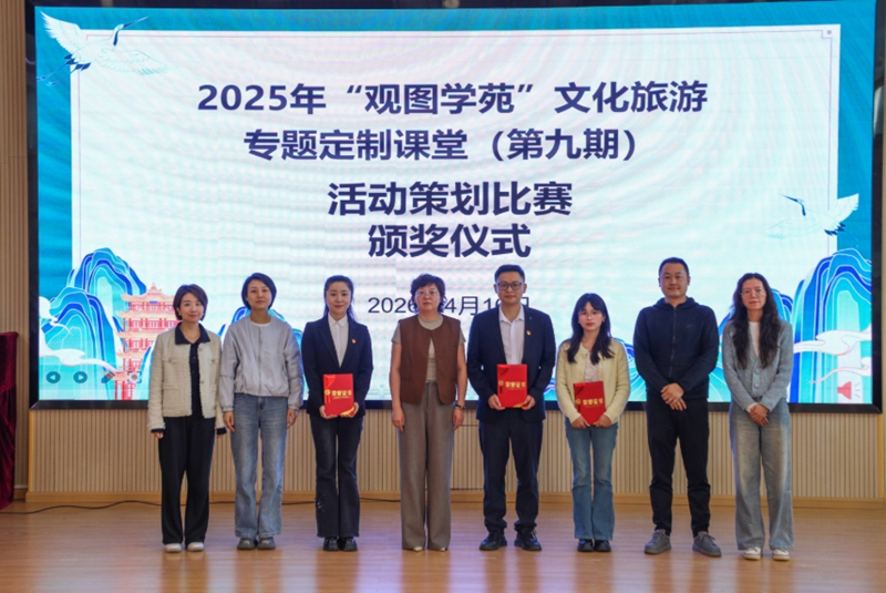 4 观山湖区委常委、区委宣传部部长邓卓朋（图左四）为获奖选手颁奖。.jpg