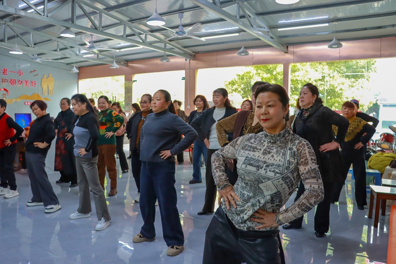 4、养老驿站内 社区老人们正在练习舞蹈 。.JPG