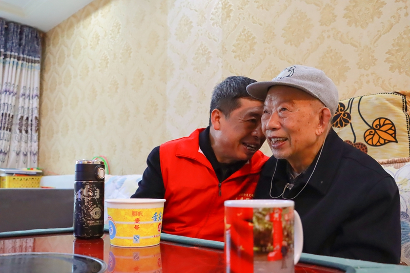 5、海校大妈志愿者和老人拉家常。.JPG