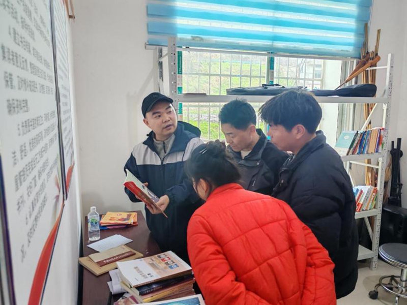 在龙泉镇高要村农家书屋，负责人指导图书分类。黔东南州新华书店丹寨县分公司供图