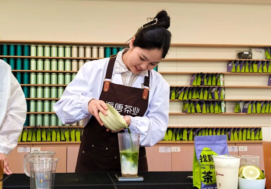贵州逅唐茶业生物科技有限公司工作人员在制作新茶饮。湄潭县融媒体中心供图