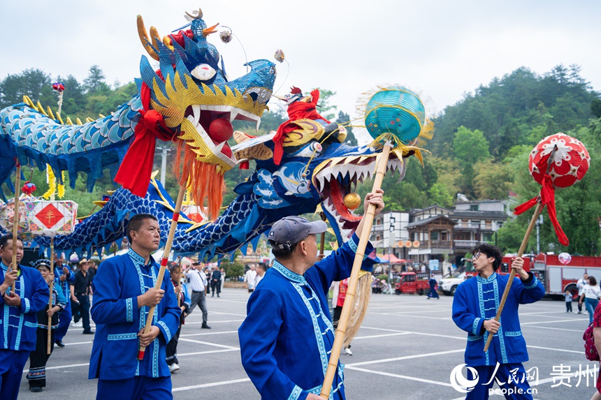 “濮越雷神龍燈”舞龍巡游展演。人民網 陽茜攝