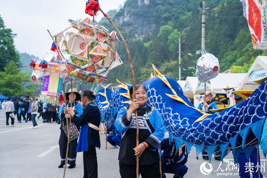 “濮越雷神龙灯”舞龙巡游展演。人民网 阳茜摄
