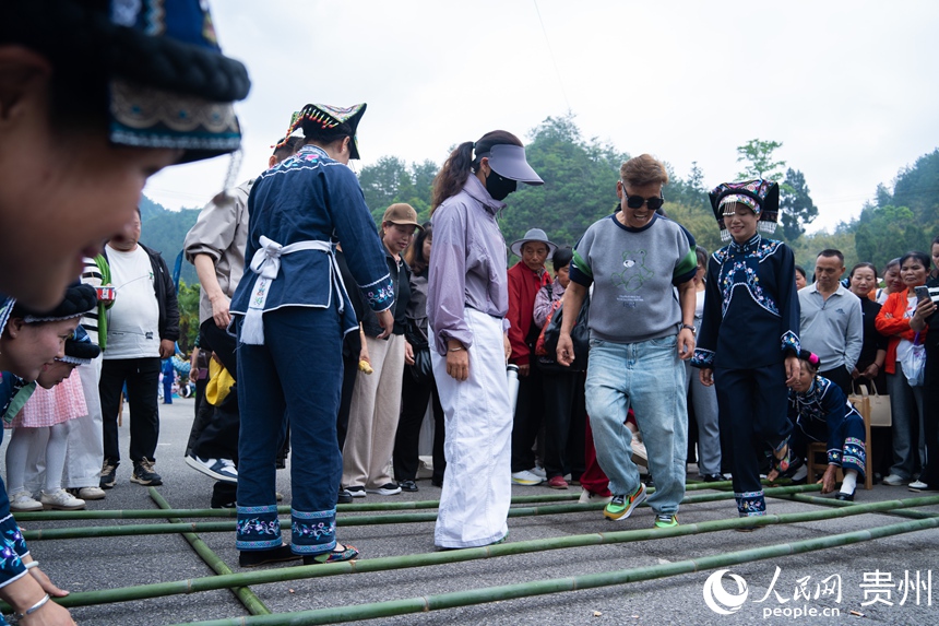 欢快的竹竿舞在脚下开合。人民网 阳茜摄