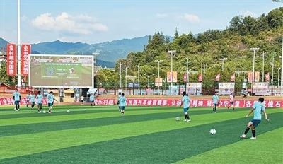  贵州“村超”比赛现场。贵州大学英国籍足球教练 大卫·吉里摄