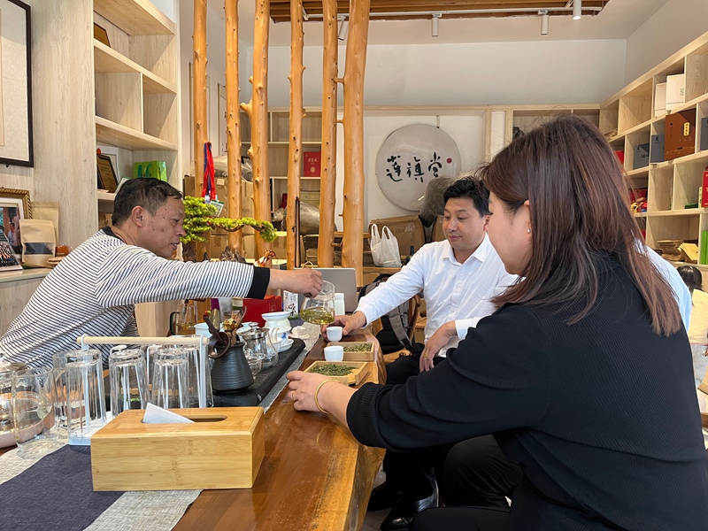 1、劉建輝為客人推介茶葉。 田茂瑜攝