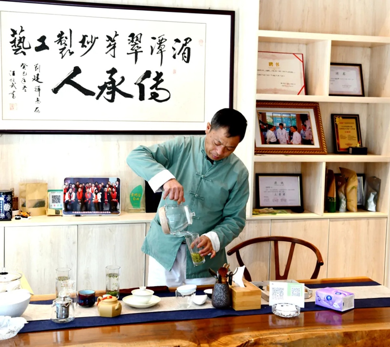4、劉建輝在工作室研究茶葉。 仇正騰攝