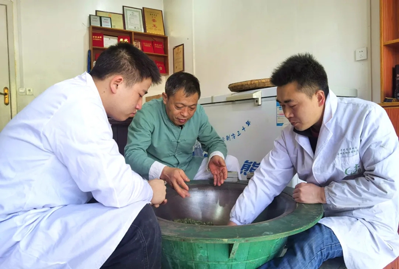 6、劉建輝為徒弟做賽前指導。 仇正騰攝