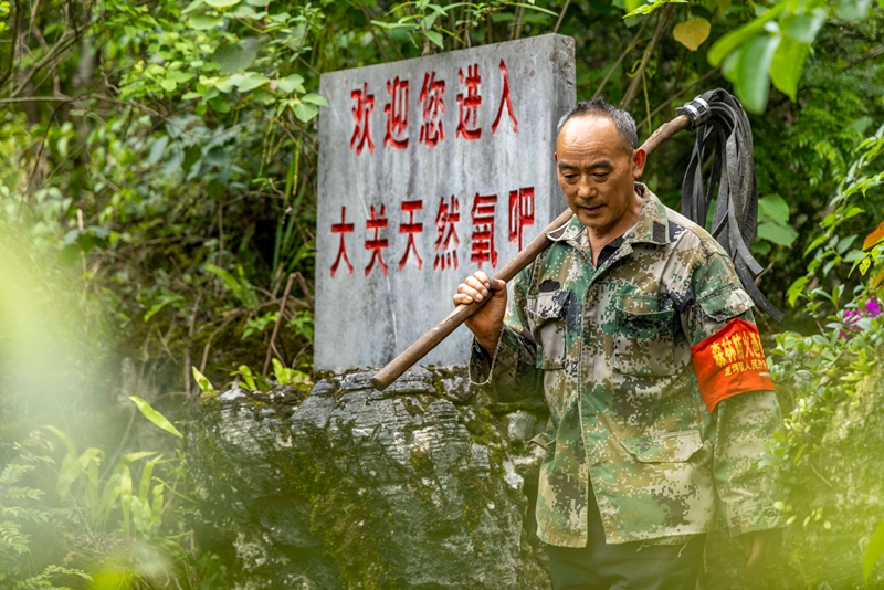 2026年4月17日，护林员在贵州省黔南布依族苗族自治州罗甸县龙坪镇大关村巡林。