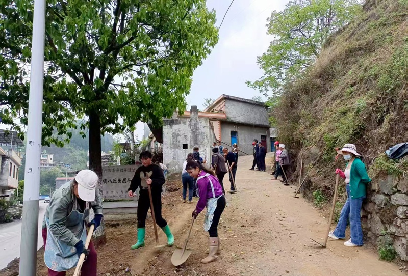 居民们齐心正在修建活动场地