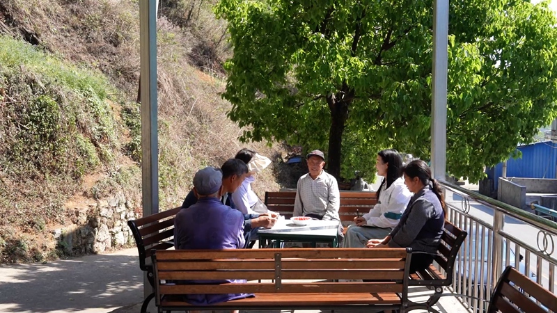 居民们坐在建好的活动场地里闲聊
