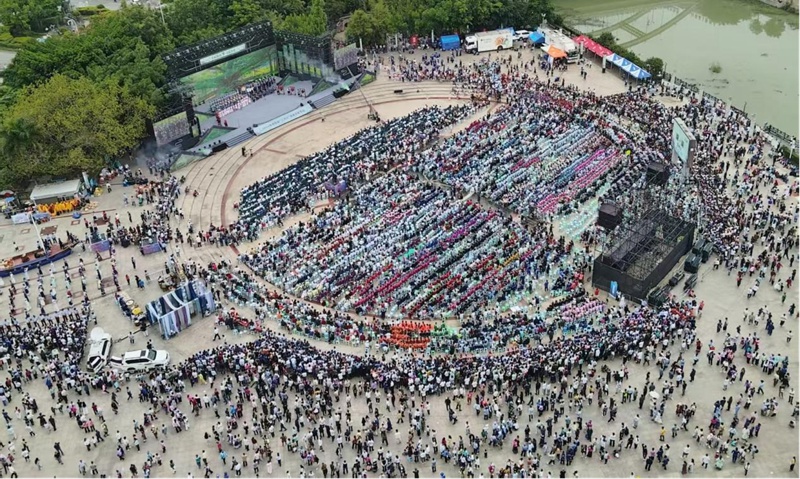 1、人聲鼎沸。