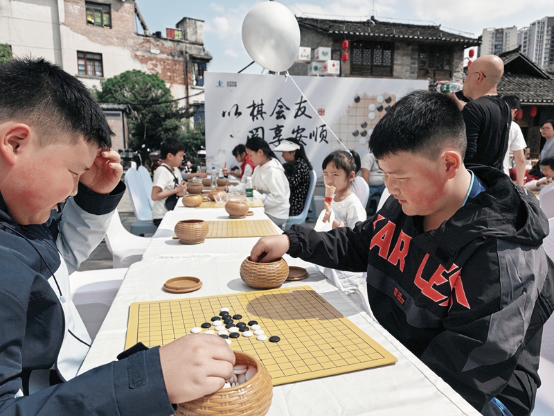 2 圖為活動現場小朋友對弈